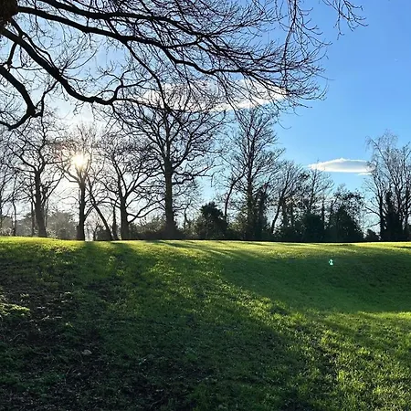 30 Minutes To Centre Δωμάτια σε οικογενειακή κατοικία